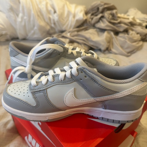 NWT platinum wolf grey women’s Dunks size 7 - Picture 2 of 2